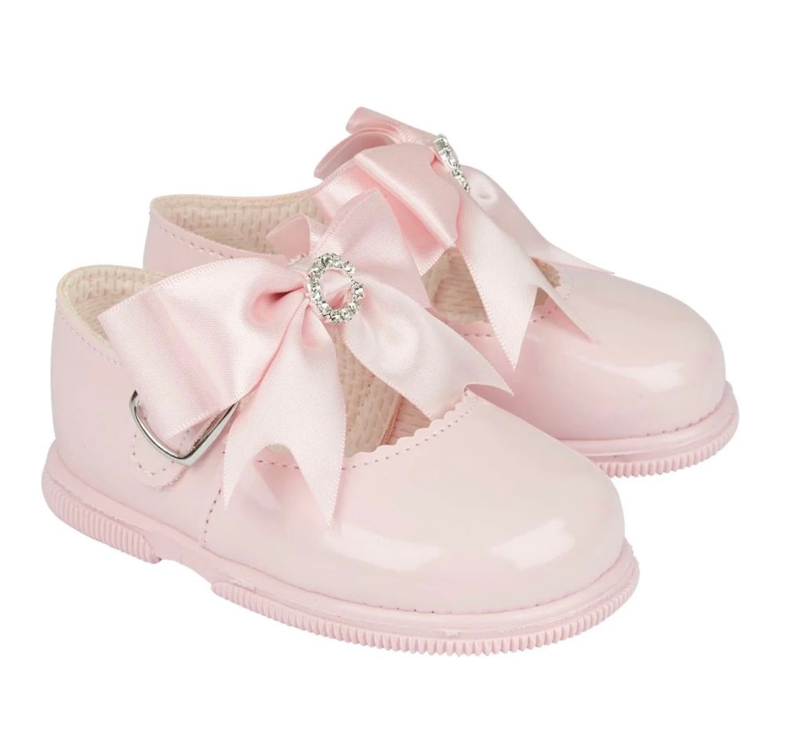 Girls diamanté bow hard sole shoe Pink