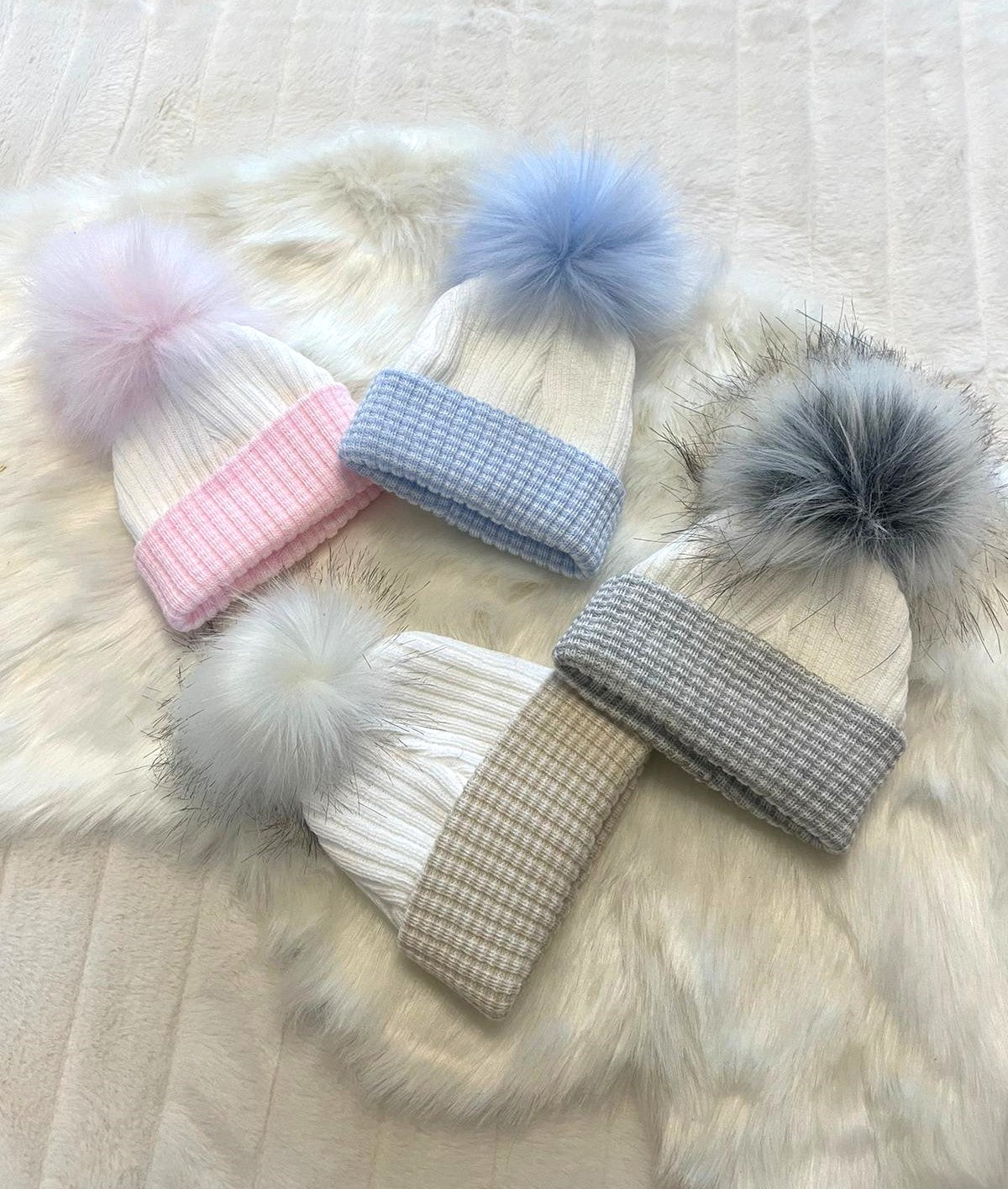 1 Pom hat Beige/white