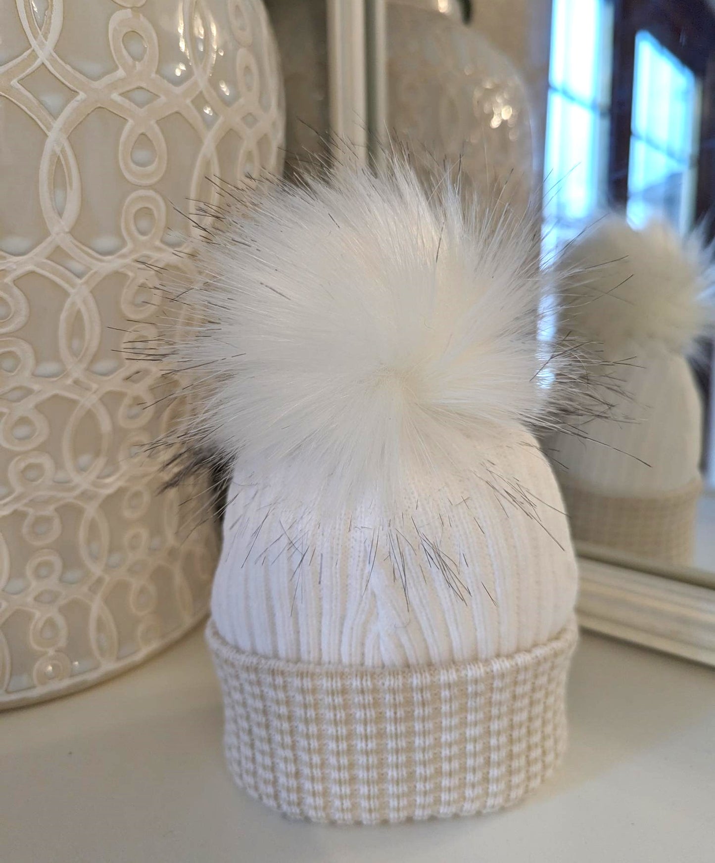 1 Pom hat Beige/white