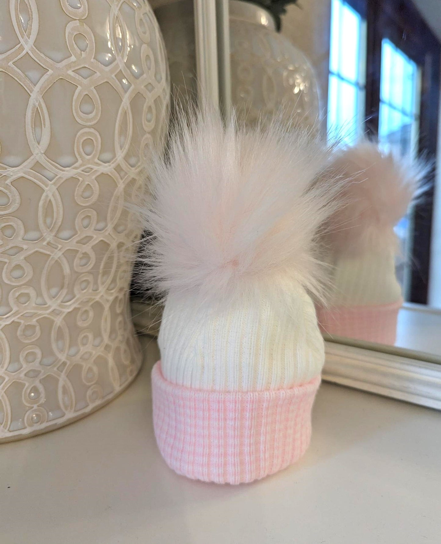 1 Pom hat Pink/white